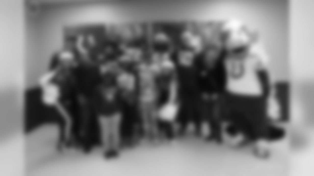 2019_1209_ShopWithColt_0105
