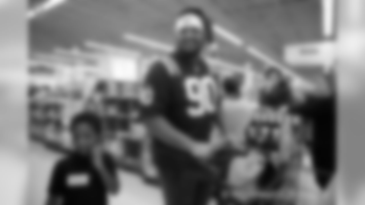 2018_1210_ShopWithAColt0392