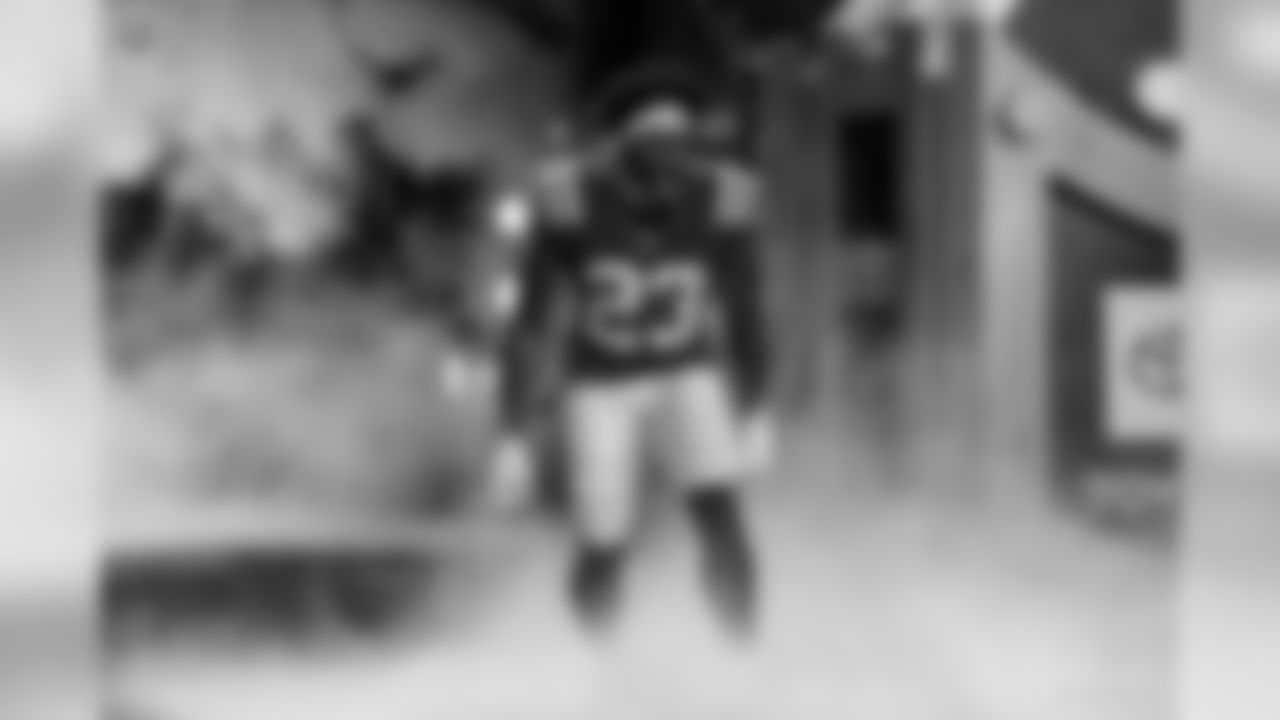 23 cornerback end Kenny Moore II