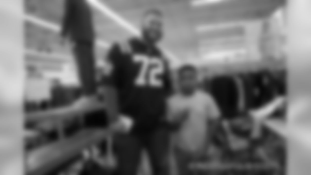 2018_1210_ShopWithAColt0378