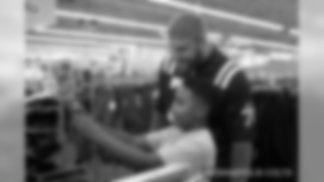 2018_1210_ShopWithAColt0372