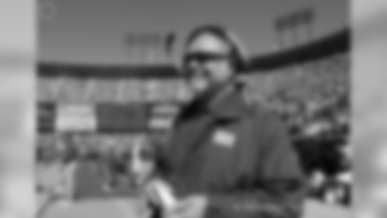 Howard Mudd has over 40 years of NFL experience as a coach and player and he re-joins Indianapolis after serving as the Colts offensive line coach for 12 seasons (1998-2009).