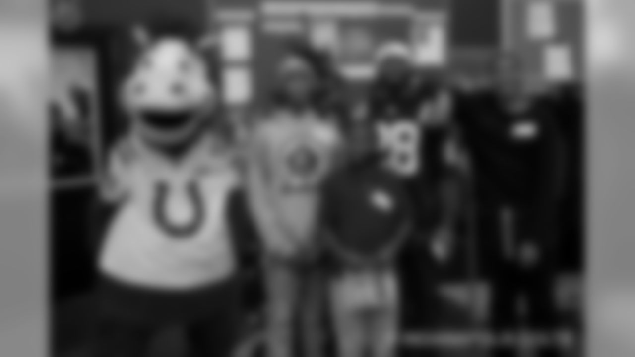 2018_1210_ShopWithAColt0152