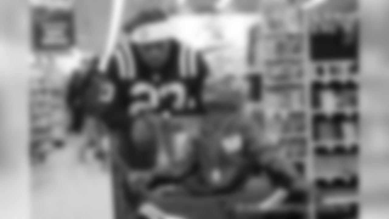 2018_1210_ShopWithAColt0326