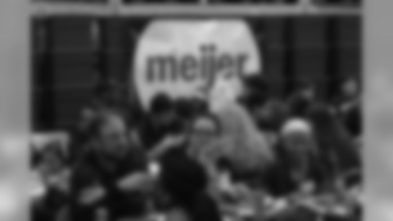 2019_1209_ShopWithColt_0037