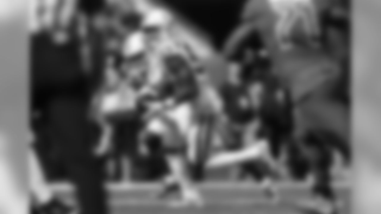 53 linebacker Darius Leonard