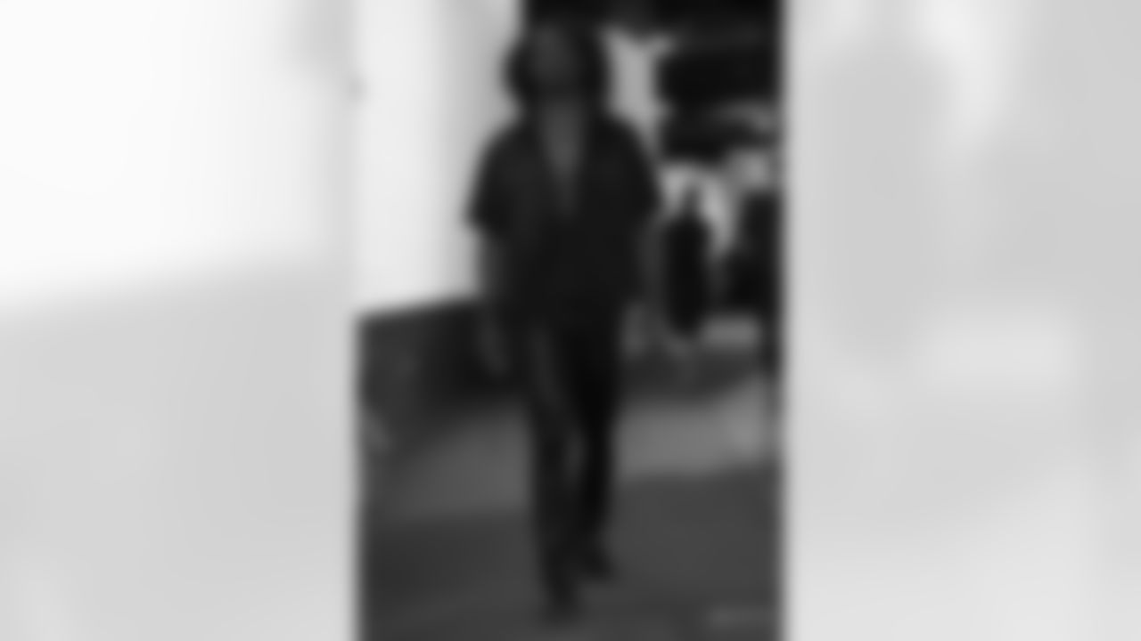 1006_DEN_Arrivals_032