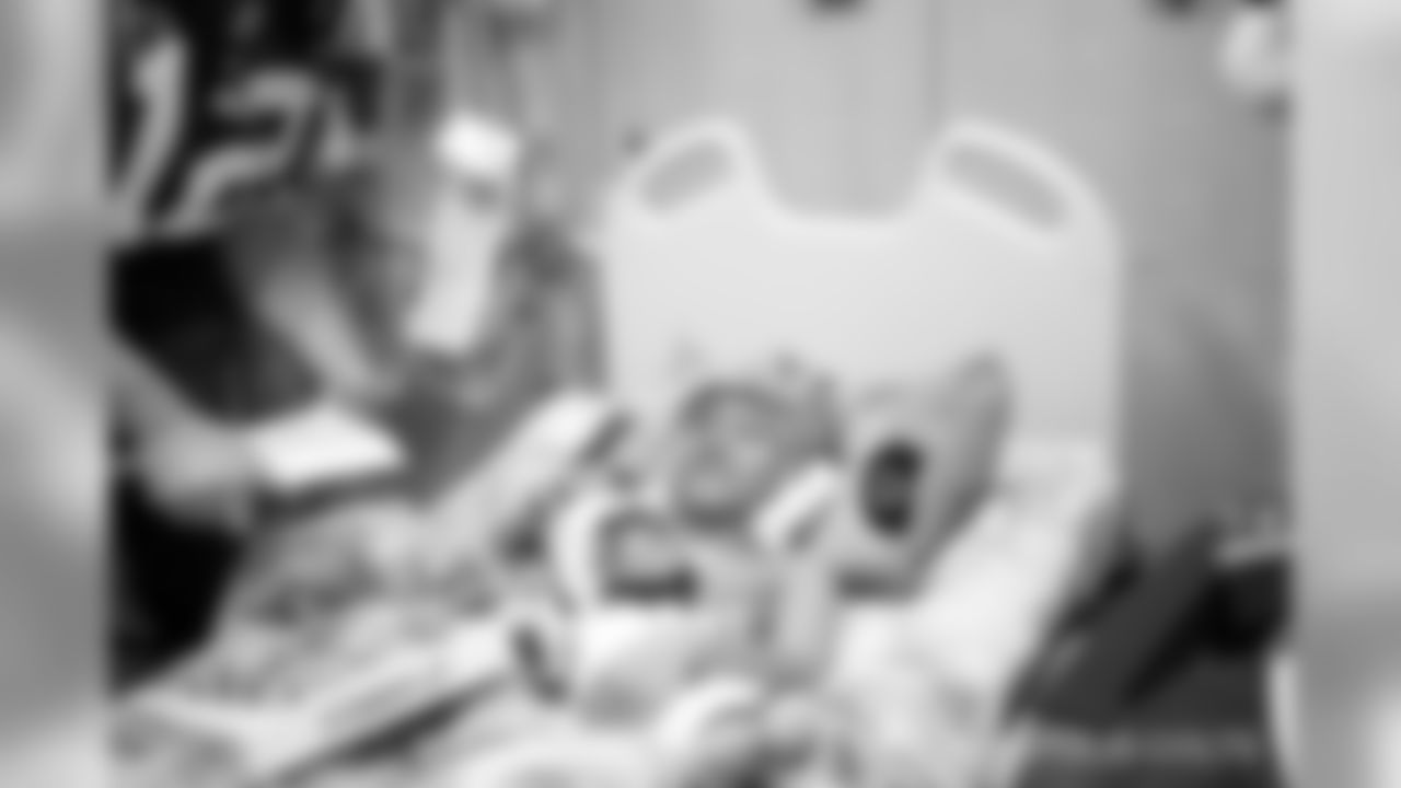 2018_1217_RileyCaroling0427