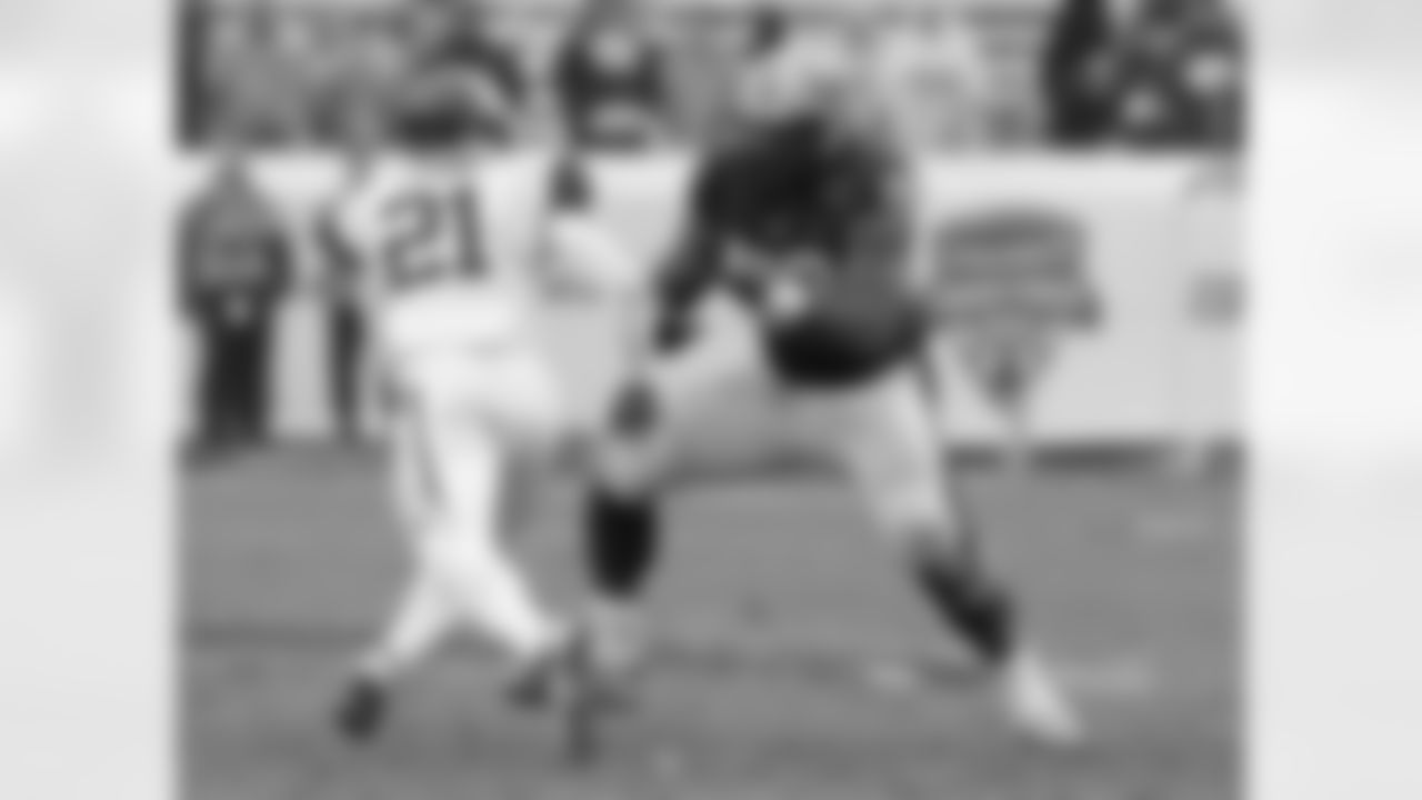 Pittsburgh offensive lineman T.J. Clemmings (68)
