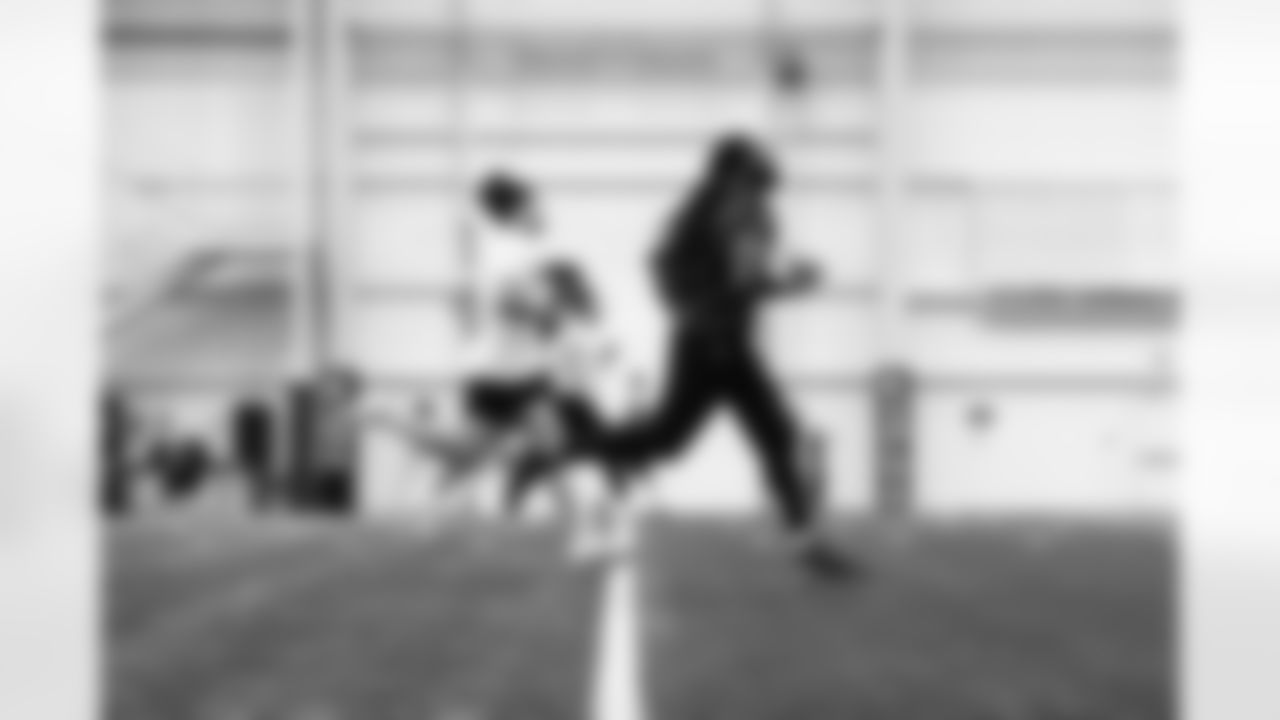 Players train during Phase I of offseason workouts.
48 TE Nikola Kalinic, #81 TE Mo Alie-Cox,
