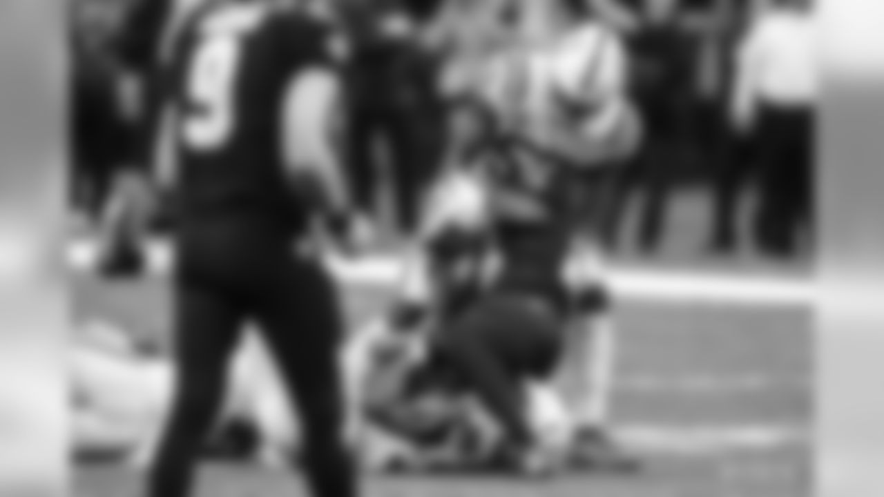 53 linebacker Darius Leonard