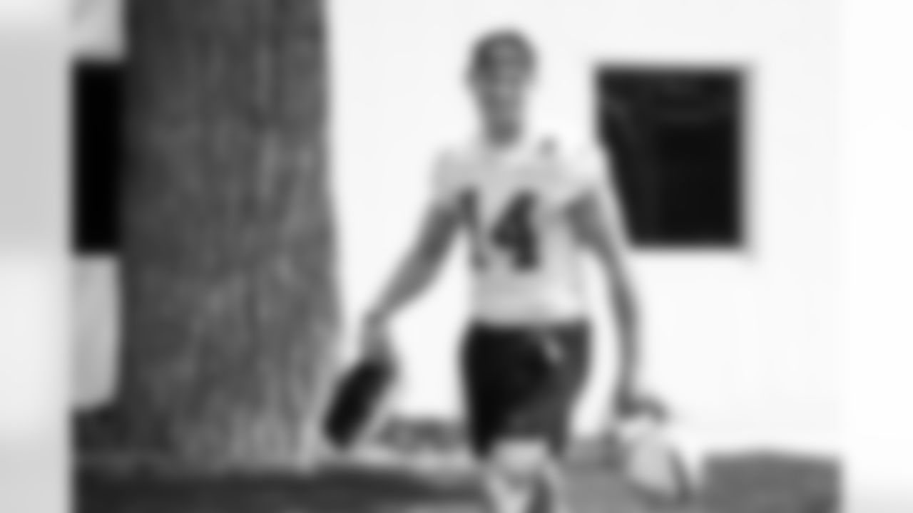14 WR Alec Pierce,
Players train during OTAs of offseason workouts.