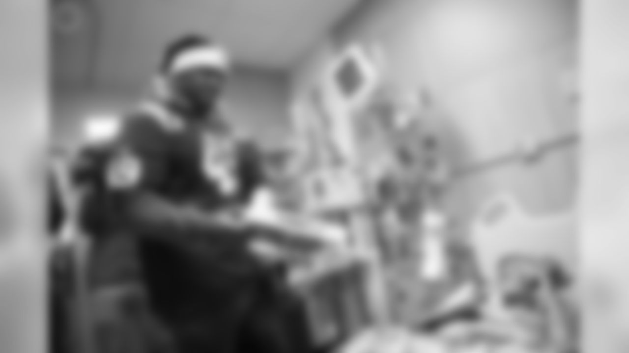 2018_1217_RileyCaroling0400