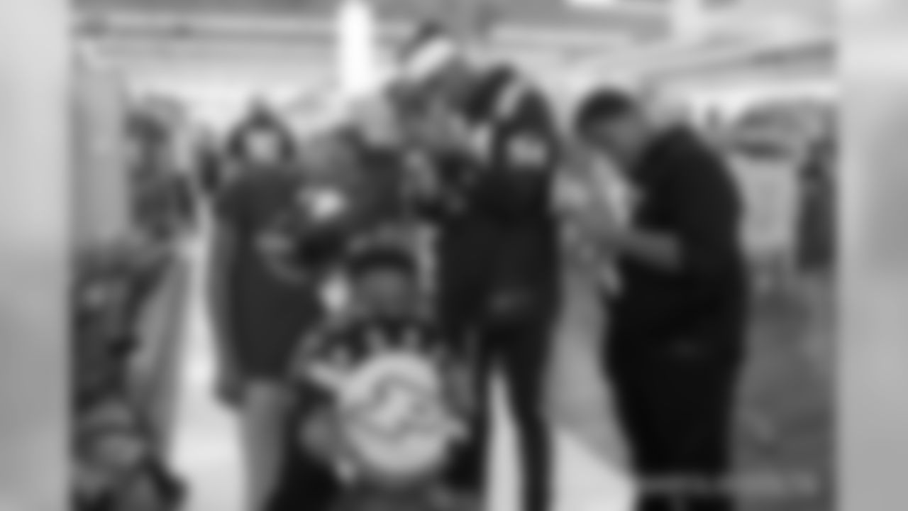 2018_1210_ShopWithAColt0502