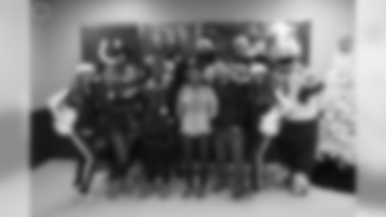 2019_1209_ShopWithColt_0123