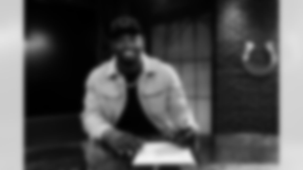 Linebacker E.J. Speed signs a contract extension.
45 LB E.J. Speed
