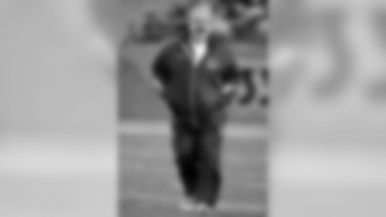 Howard Mudd has over 40 years of NFL experience as a coach and player and he re-joins Indianapolis after serving as the Colts offensive line coach for 12 seasons (1998-2009).