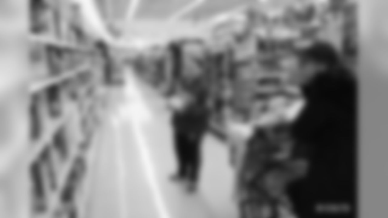 2019_1209_ShopWithColt_0323