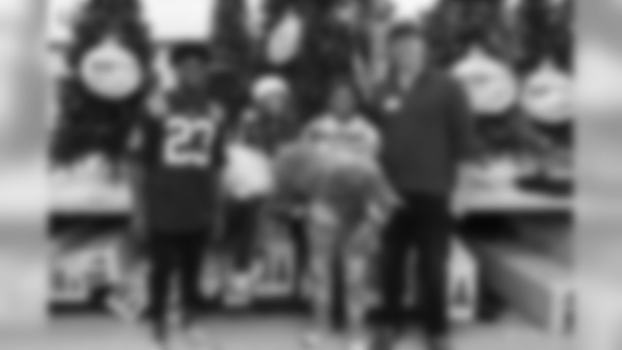 2019_1209_ShopWithColt_0384
