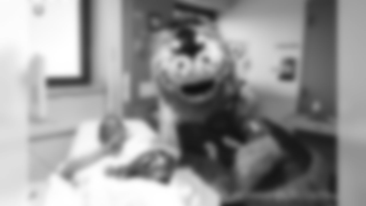 2018_1112_ CM_VAHospitalVisit0160