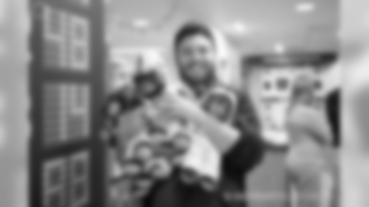 2018_1217_RileyCaroling0010