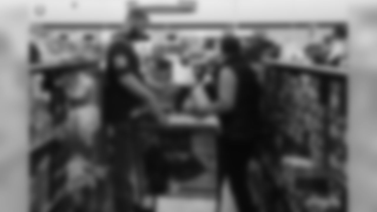 2019_1209_ShopWithColt_0224