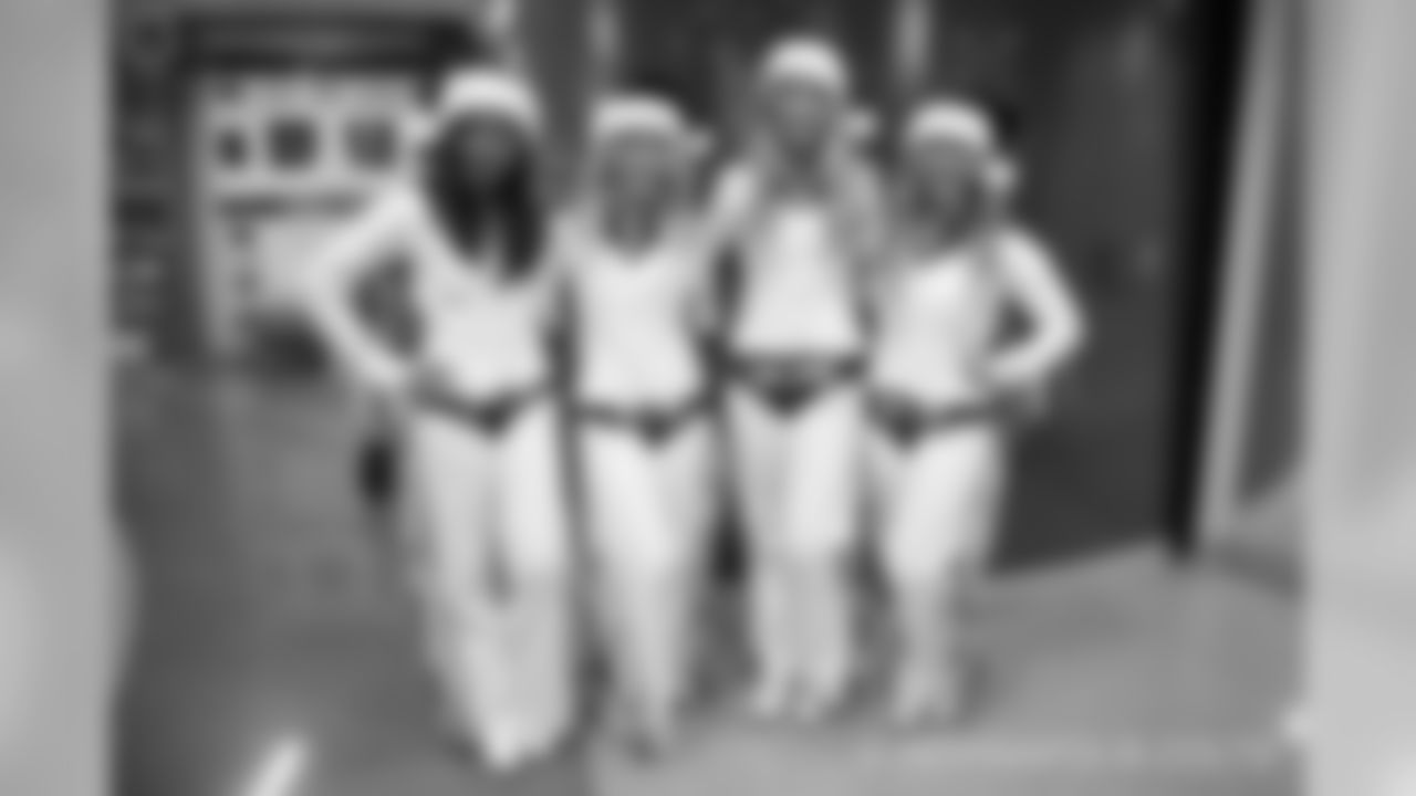 2018_1217_RileyCaroling0126