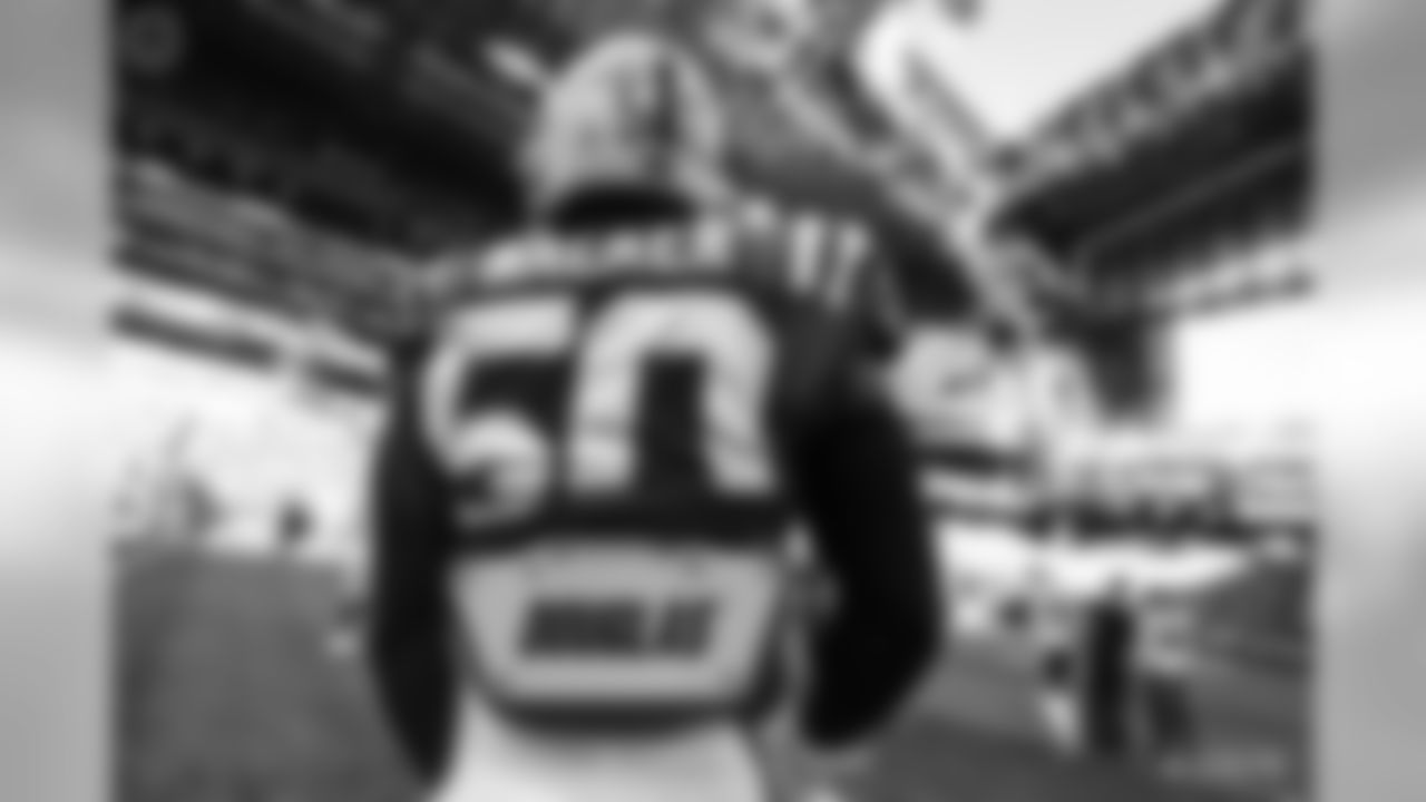 50 middle linebacker Anthony Walker