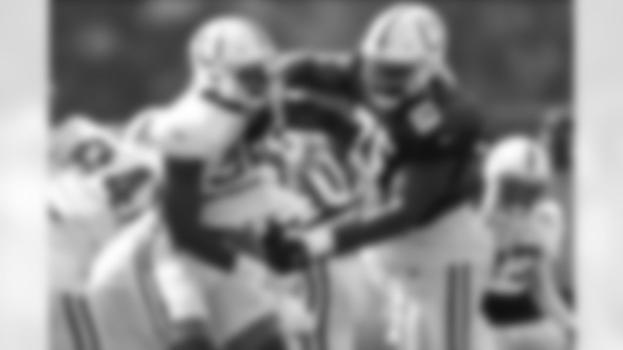52 DE Ben Banogu, #75 T Chaz Green