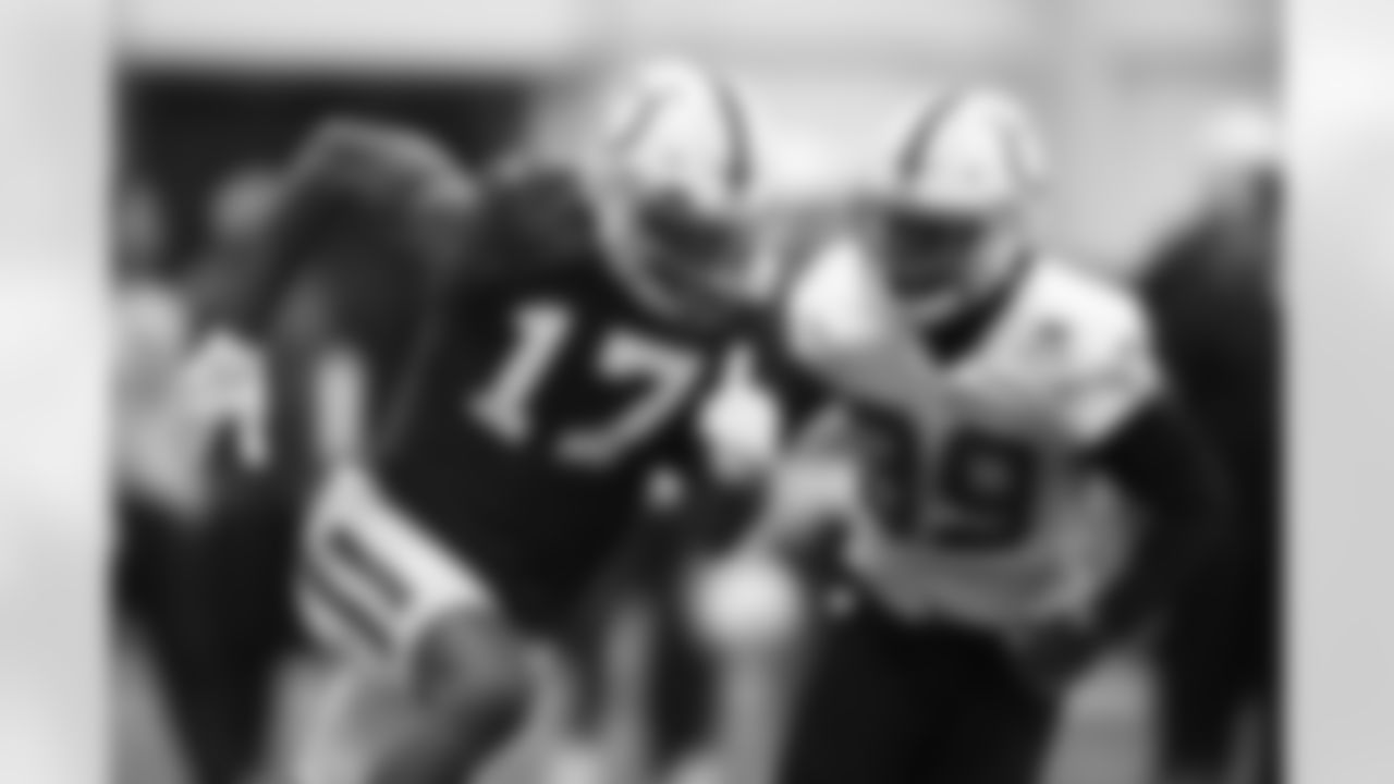 17 WR Mike Strachan, #39 CB Darrell Baker Jr.