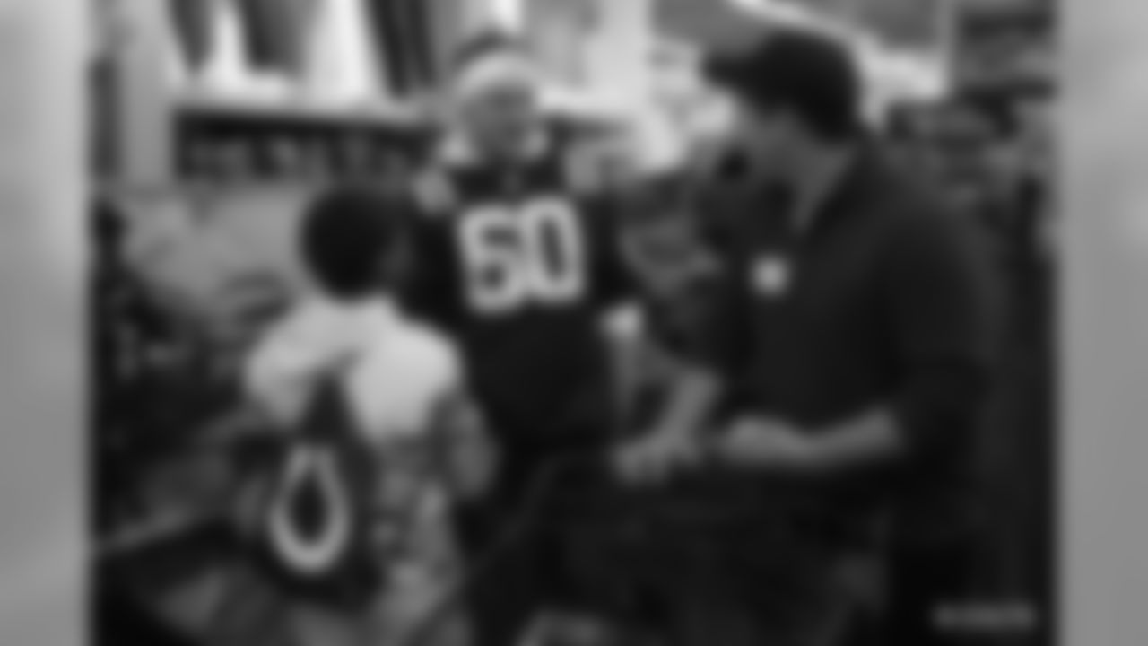 2019_1209_ShopWithColt_0220