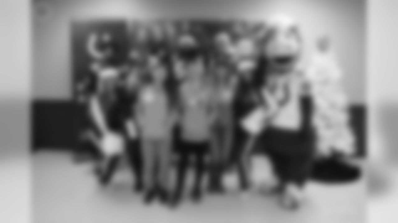 2019_1209_ShopWithColt_0142