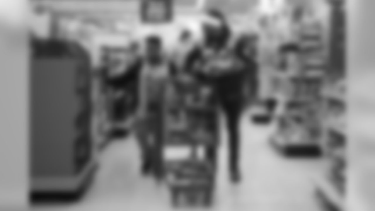 2018_1210_ShopWithAColt0453