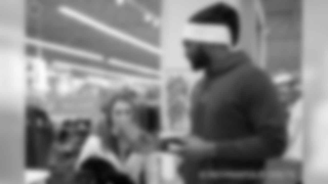 2018_1210_ShopWithAColt0282
