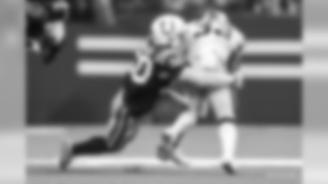 50 middle linebacker Anthony Walker