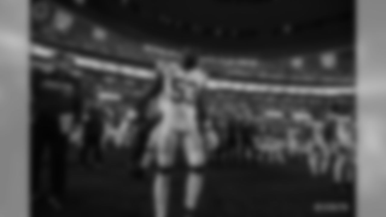 53 linebacker Darius Leonard