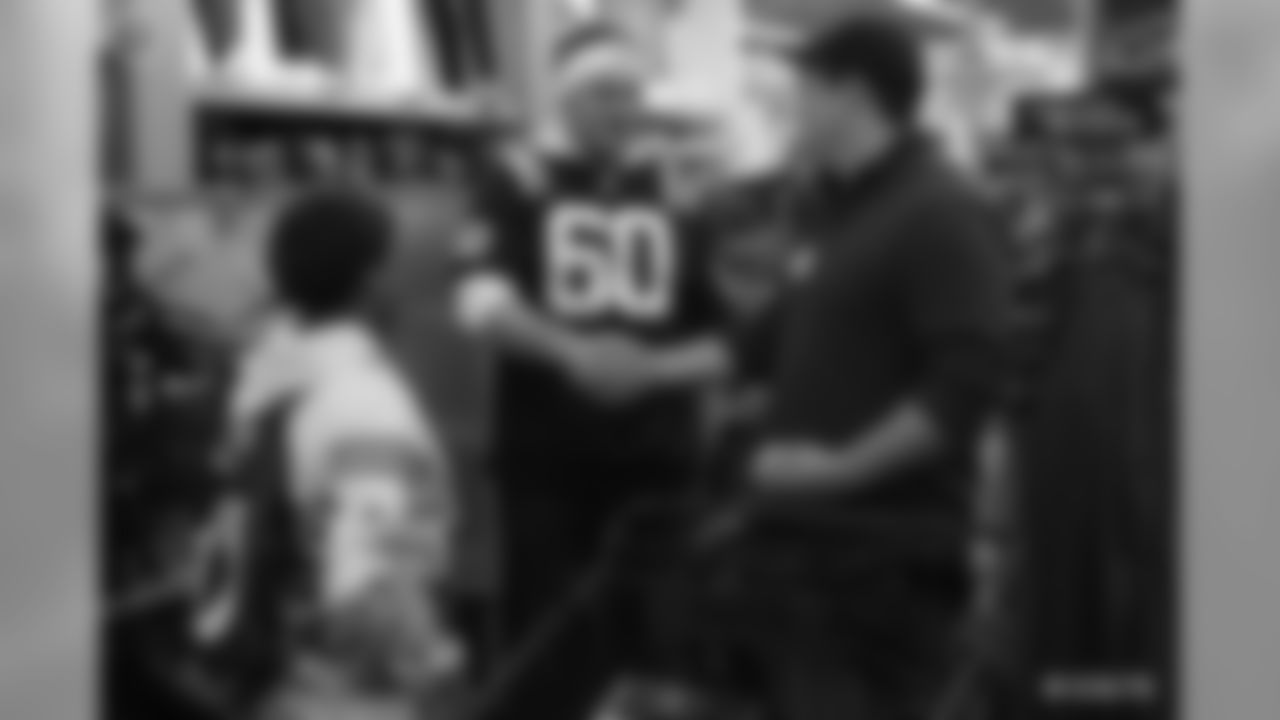 2019_1209_ShopWithColt_0215