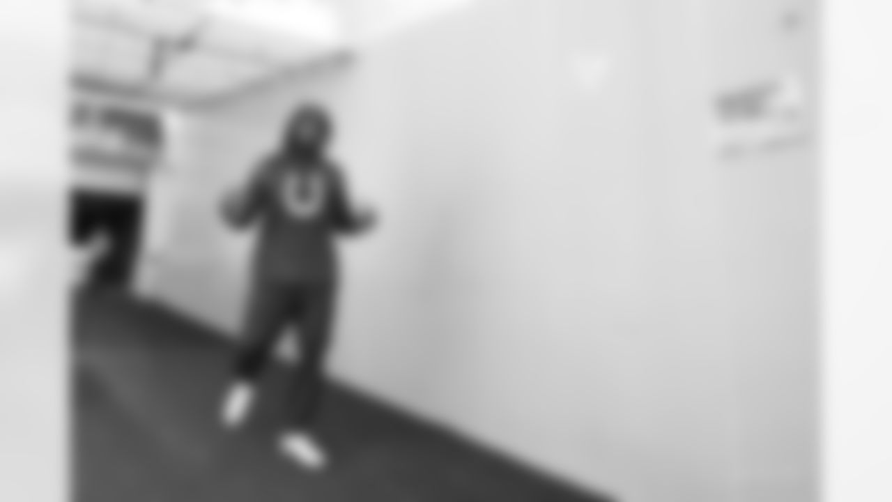 58 LB Bobby Okereke]