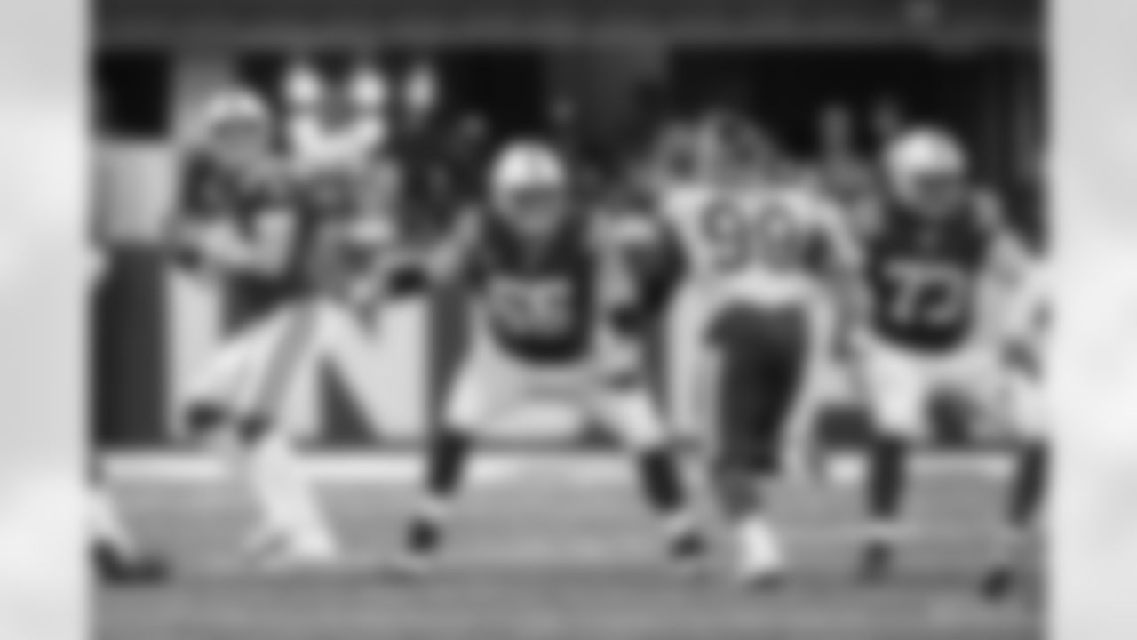 56 C/G Quentin Nelson; #73 T Julién Davenport