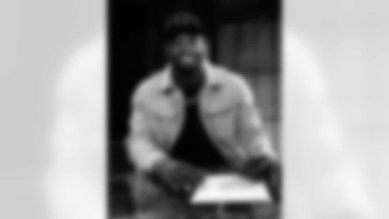 Linebacker E.J. Speed signs a contract extension.
45 LB E.J. Speed
