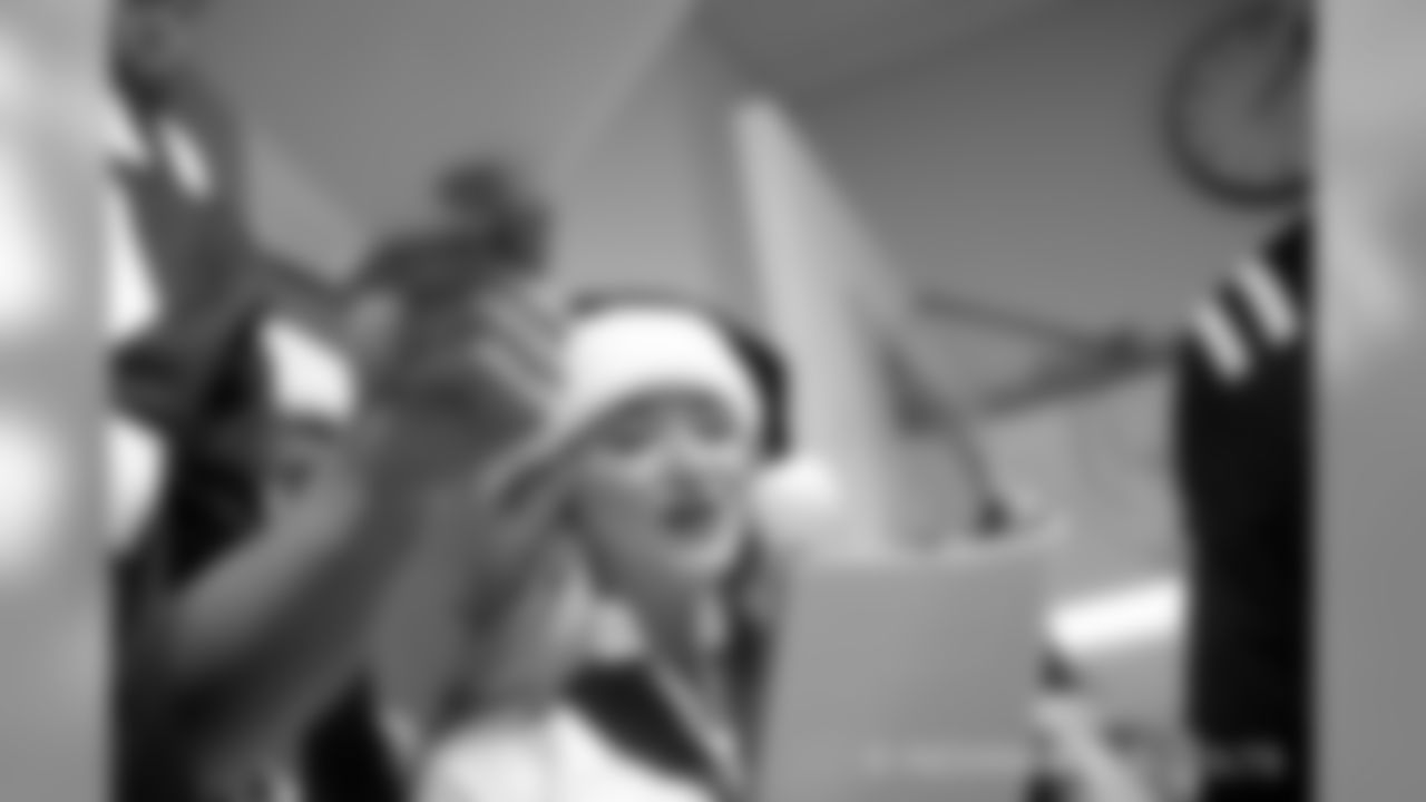 2018_1217_RileyCaroling0392