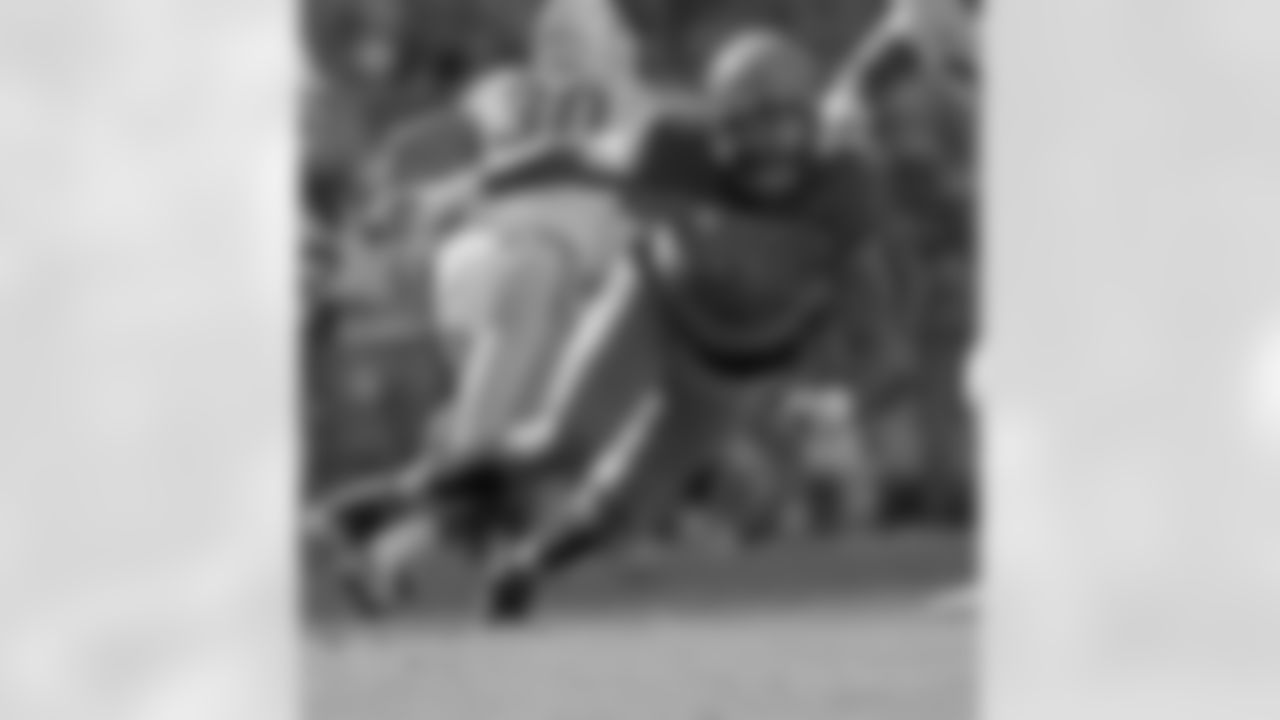 9 Derek Barnett DE 6-3 265 JR (Tennessee)