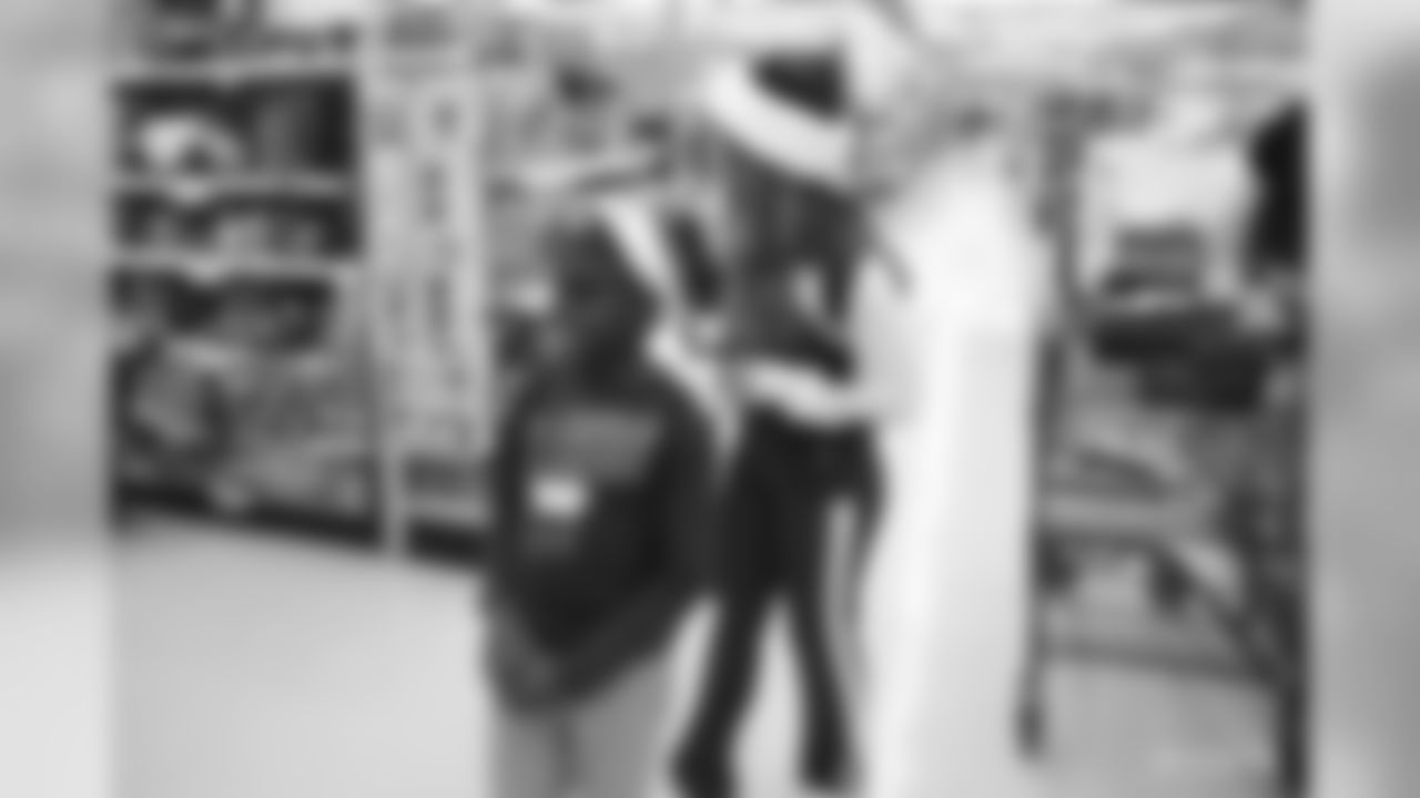 2019_1209_ShopWithColt_0153