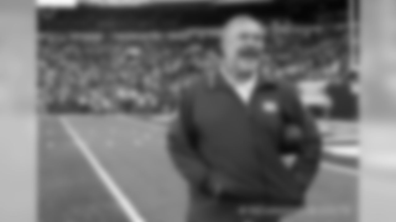 Howard Mudd has over 40 years of NFL experience as a coach and player and he re-joins Indianapolis after serving as the Colts offensive line coach for 12 seasons (1998-2009).