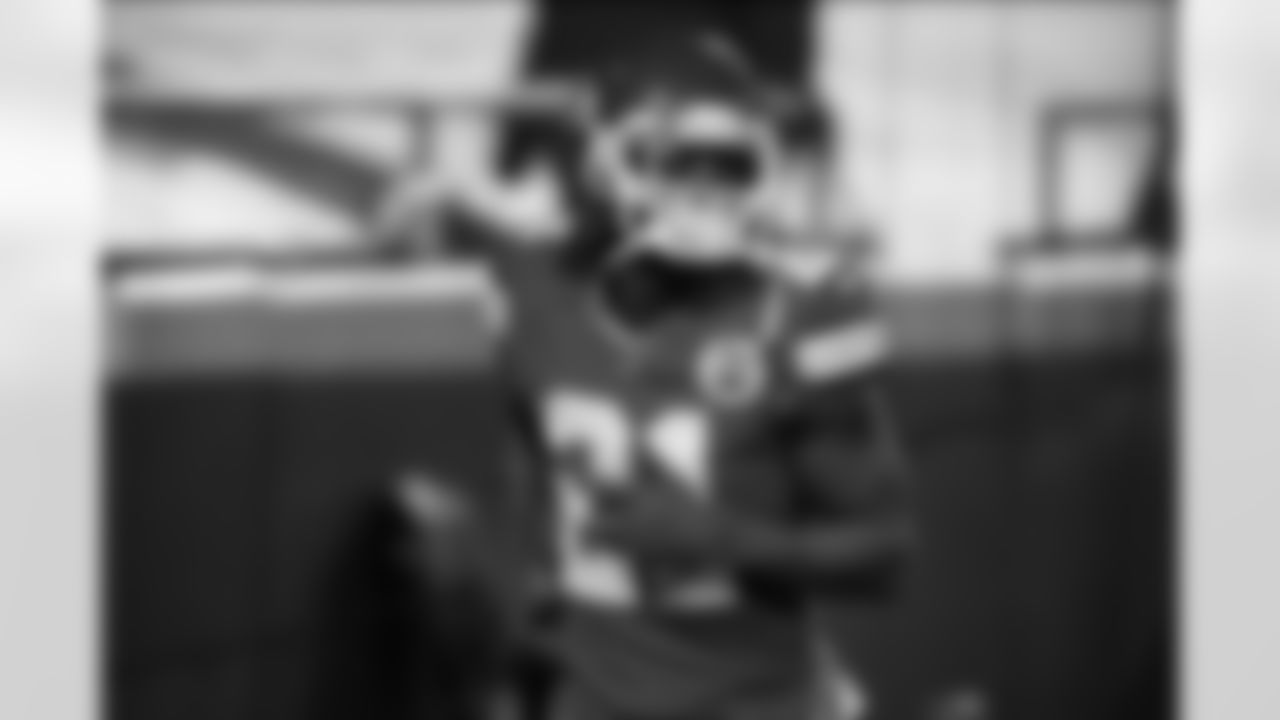 Kansas City Chiefs cornerback Bashaud Breeland (21) runs during warmups before an NFL football game against the Denver Broncos in Kansas City, Mo., Sunday, Dec. 6, 2020. (AP Photo/Jeff Roberson)