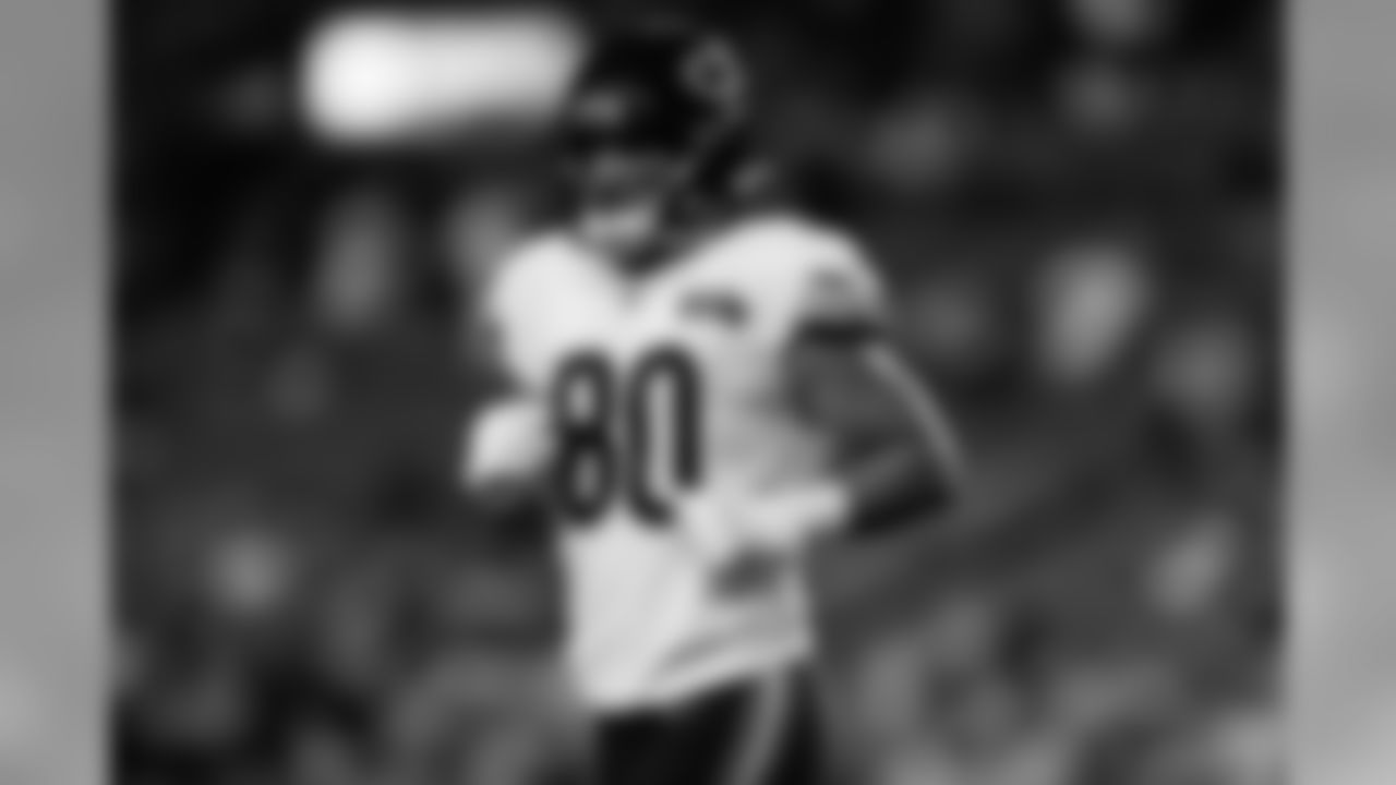 Chicago Bears tight end Trey Burton (80) runs to the huddle during an NFL football game against the Washington Redskins, Monday, Sept. 23, 2019, in Landover, Md. Chicago won 31-15. (Aaron M. Sprecher via AP)