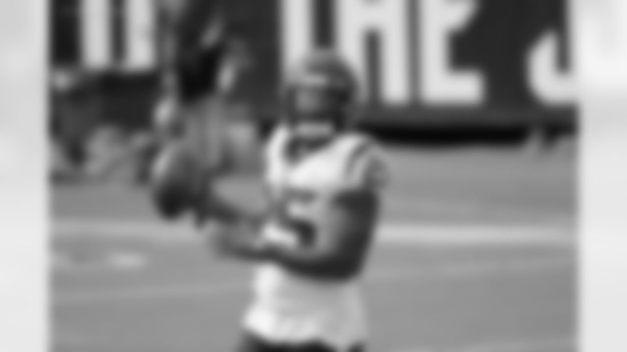 Houston Texans running back Duke Johnson (25) warms up before an NFL football game against the Jacksonville Jaguars, Sunday, Nov. 8, 2020, in Jacksonville, Fla. (AP Photo/Phelan M. Ebenhack)