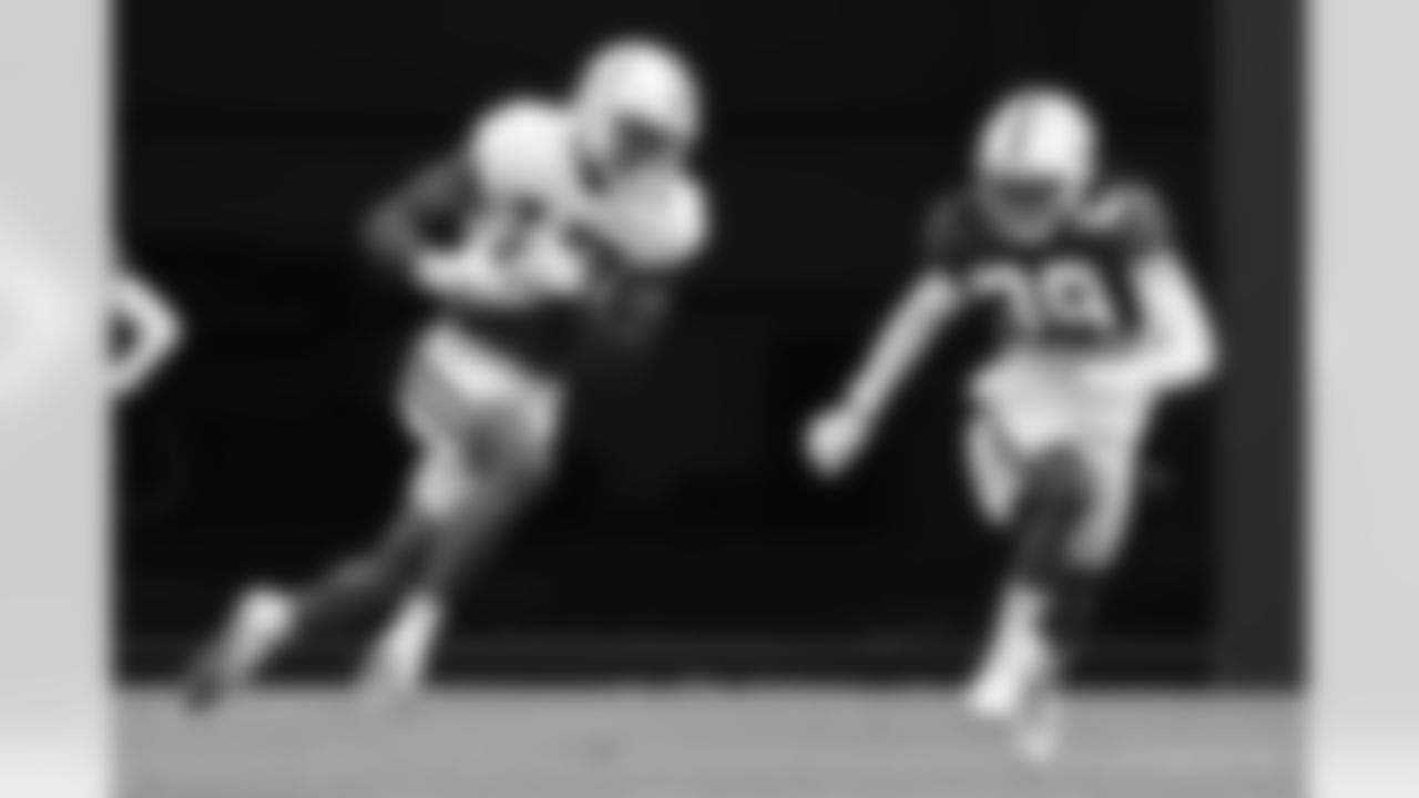 17 WR Mike Strachan, #39 CB Marvell Tell III