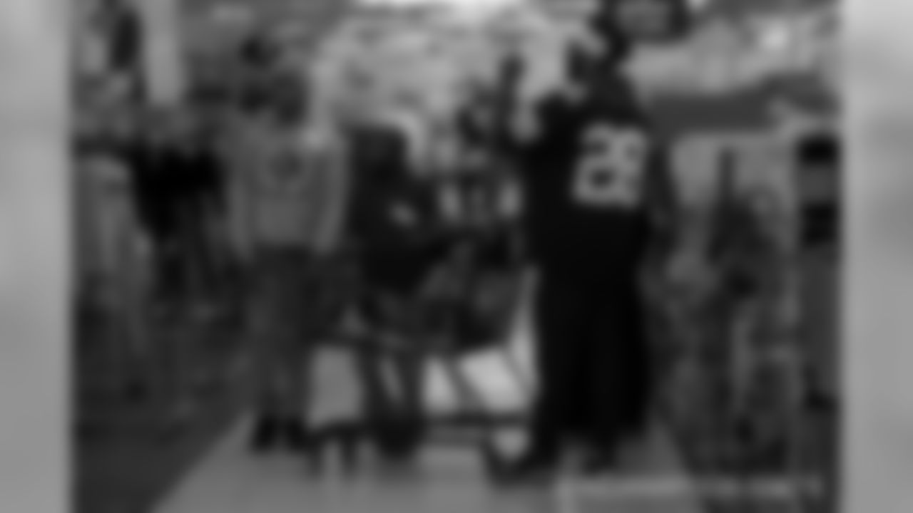 2018_1210_ShopWithAColt0045