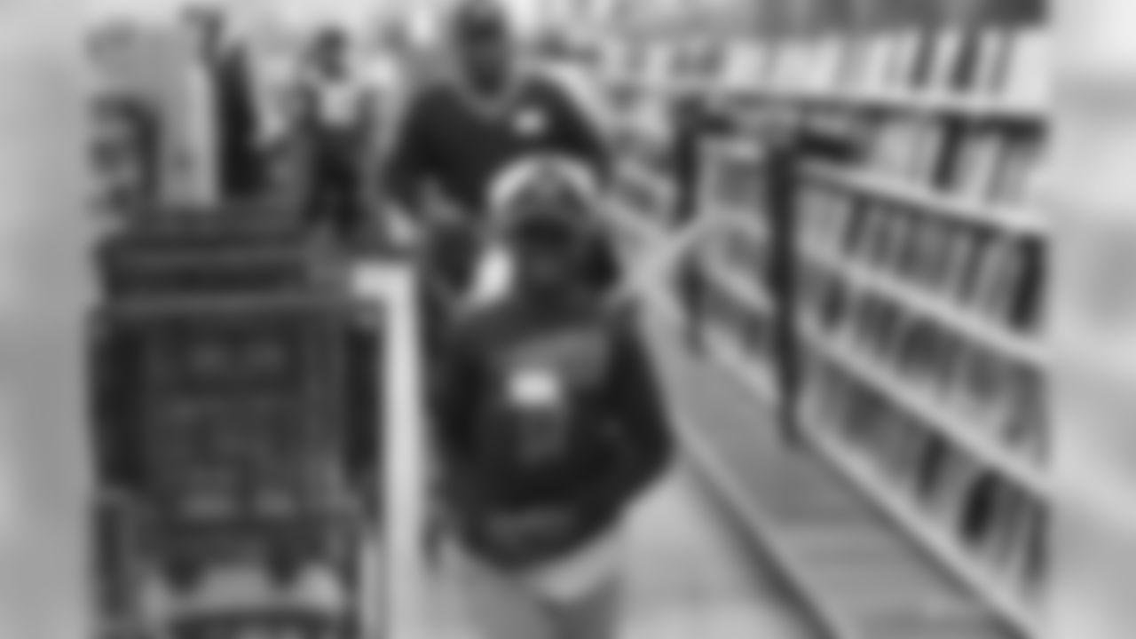 2019_1209_ShopWithColt_0433